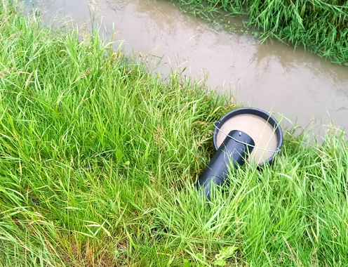 Water opvangen om te meten (afspoelingsproef Flevoland)